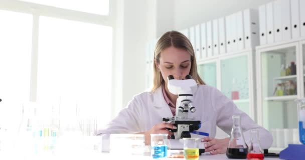 Wissenschaftlerin Sieht Interessante Reaktion Mikroskop Und Ruft Kollegin Auf Labor — Stockvideo