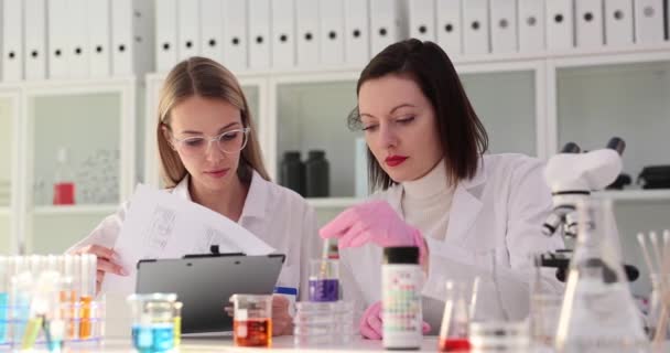 Nitelikli Bayan Bilim Adamları Laboratuvarda Farklı Sıvıları Karıştırıyorlar Odaklanmış Araştırmacılar — Stok video