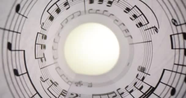 卷曲的白纸显示了精美印刷的乐谱 用黑色墨水印刷的音乐符号表示音乐作品的旋律 — 图库视频影像