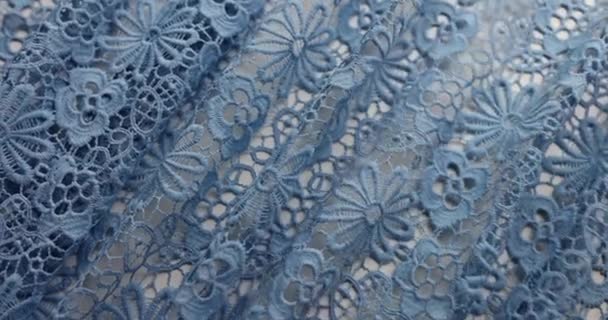 蓝色花边面料具有复杂的花纹 开放的纺织品展示了美丽的花卉主题 创造了复杂的美学 — 图库视频影像
