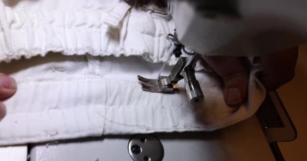 缝纫机用老式缝纫机包覆面料边缘 精湛的裁缝师生产整洁而坚固的面料边缘慢动作 — 图库视频影像