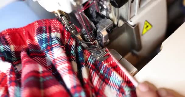 制衣厂用上锁的机器固定衣服的边缘 缝合线检查织物 创造无缝整齐的边缘慢动作 — 图库视频影像