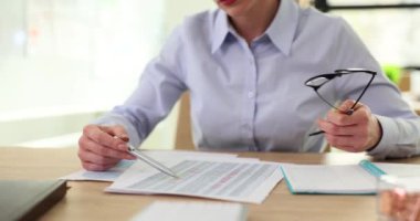 Kadın iş yerindeki veri tablosunda bardakları titretmiş. Sinir uzmanı şirket ofisindeki yıllık mali rapor üzerinde çalışıyor