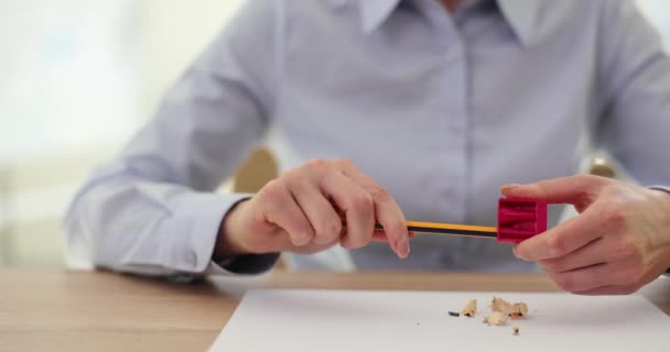 사무실 노동자는 테이블에 시트에 연필을 선명하게 여자는 직장에서 도구를 합니다 — 비디오