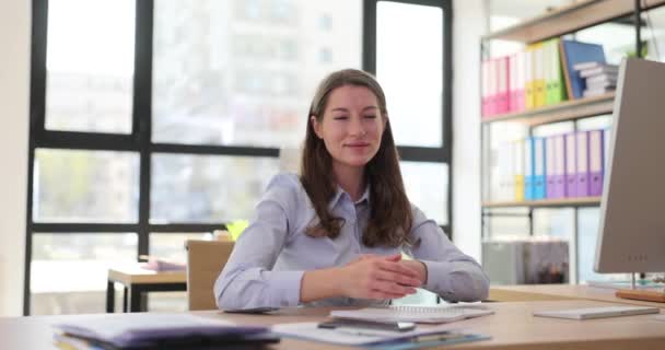 Une Employée Joyeuse Montre Ses Pouces Assis Bureau Gestionnaire Démontré — Video