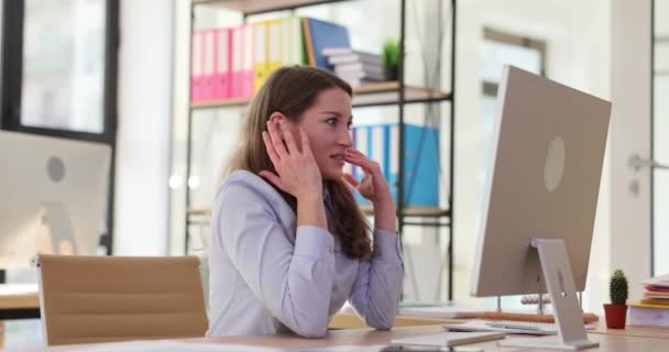 感情的な女性は オフィスのコンピュータで重要なデータを失うという衝撃と怒りを表しています 株式市場のクラッシュスローモーションに関するトレーダーの反応 — ストック動画