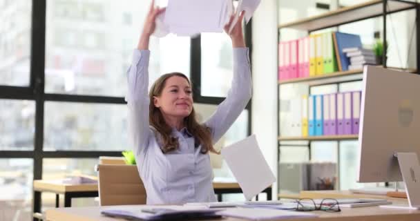 快乐的女商人在公司办公室抛出文件 完成了困难的审计工作 公司员工的积极情绪慢动作 — 图库视频影像
