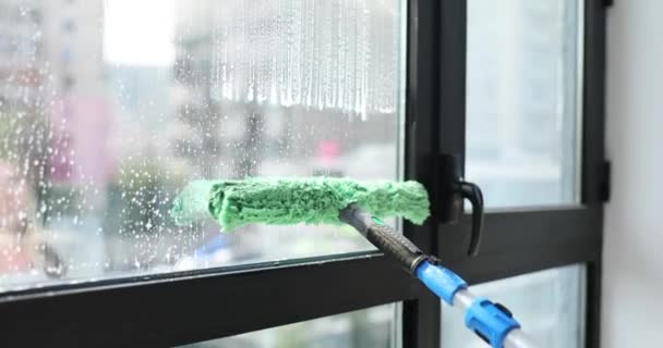 Čistící Okna Načechraným Mokrým Mopem Kancelářské Budově Profesionální Hygiena Uzavřeného — Stock video