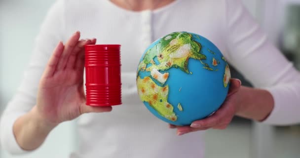 Eco Activist Houdt Aarde Bol Model Olievat Vrouw Toont Bewust — Stockvideo