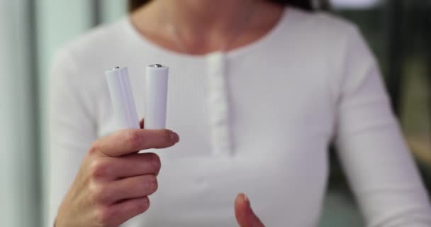 Mujer Sostiene Las Baterías Con Tapa Blanco Muestra Pulgar Hacia — Vídeo de stock