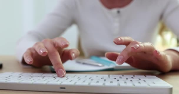 Zenuwachtige Vrouwelijke Manager Raakt Computer Toetsenbord Schrijven Rapport Het Kantoor — Stockvideo