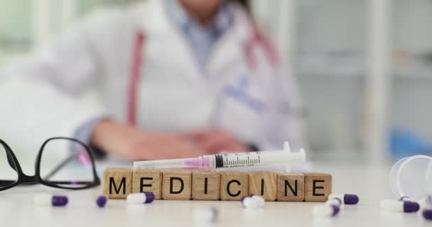 Minyatür Ahşap Küpler Masada Medicine Kelimesi Oluşturur Doktor Önemli Belgeleri — Stok video