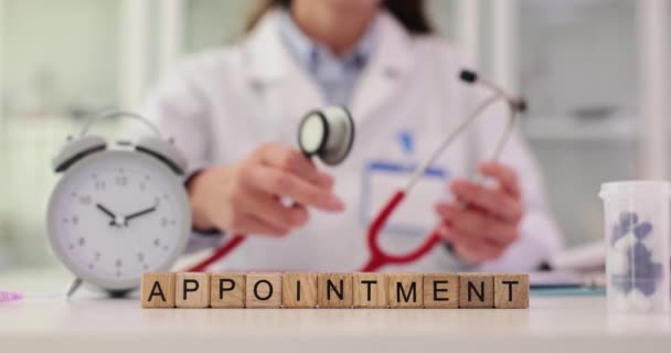 Miniaturowe Drewniane Kostki Stoją Rzędzie Tworząc Słowo Appointment Lekarz Stetoskopem — Wideo stockowe