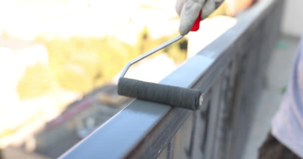Człowiek Maluje Żelazną Belkę Balkonu Zapewniając Pełne Pokrycie Profesjonalny Mistrz — Wideo stockowe
