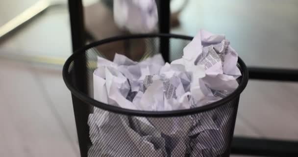 Çöpe Atılmış Kağıtlarla Dolu Modern Ofiste Çöp Kutusu Duruyor Ofis — Stok video