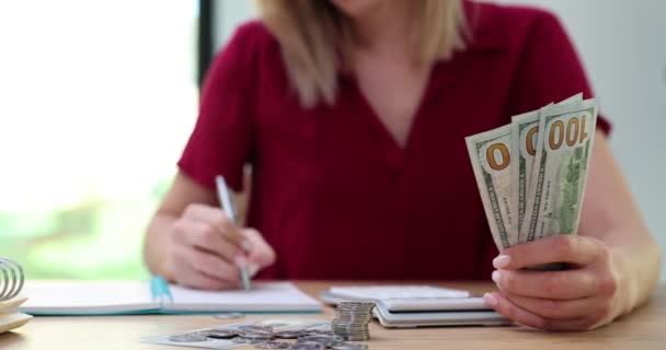 Mulher Detém Notas Dólar Conta Dinheiro Usando Calculadora Empresária Concentrada — Vídeo de Stock
