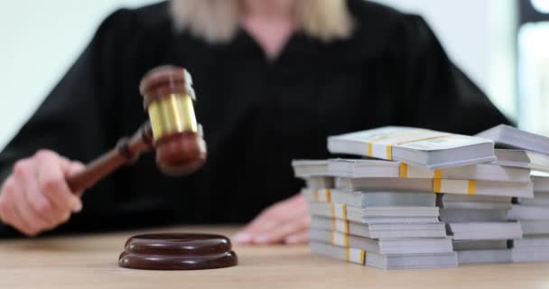 Судья Стучит Молотком Объявляя Успешном Завершении Суда Судья Принимает Деньги — стоковое видео