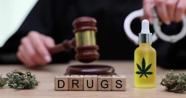 Juiz Senta Mesa Com Blocos Madeira Formando Palavra Drugs Juiz — Vídeo de Stock