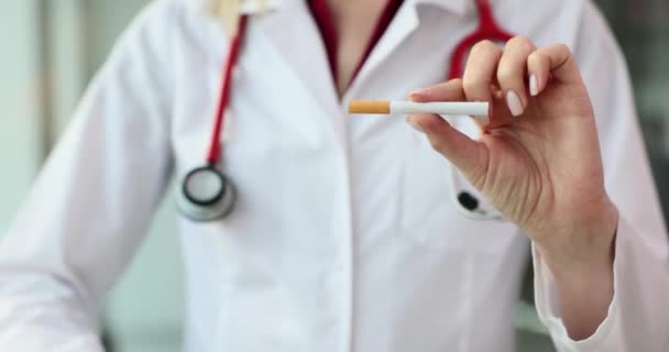 Médico Levanta Mano Gesto Dejar Fumar Médico Sostiene Cigarrillo Mano — Vídeos de Stock