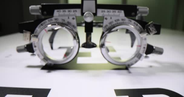 Пристрій Тестування Очей Столі Поряд Снеллінською Діаграмою Офісі Офтальмолога Офіс — стокове відео