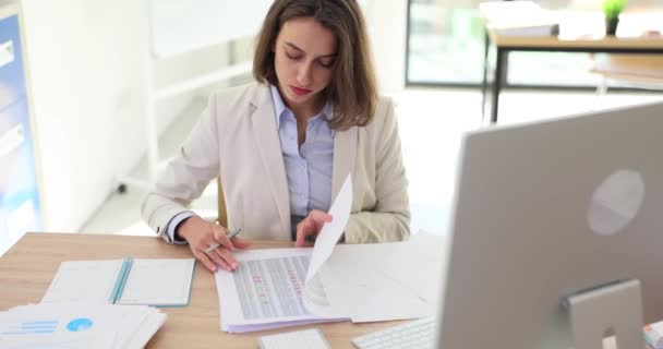 女性マネージャーは 職場での有効性を承認するために 従業員やサインからのレポートを読みます オフィスのスローモーションで重要な論文を扱う — ストック動画