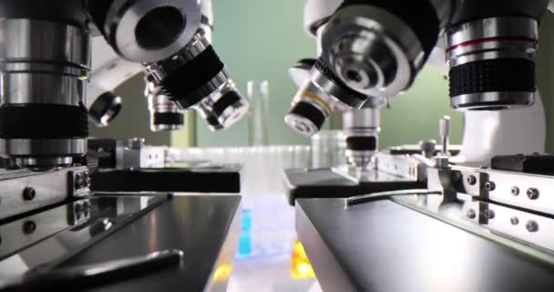 Mesa Hospeda Microscópios Para Assistentes Laboratório Para Examinar Produtos Químicos — Vídeo de Stock
