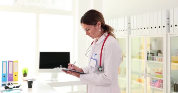 Lavoratore Clinica Con Stetoscopio Spalle Tiene Registri Salute Paziente Carta — Video Stock