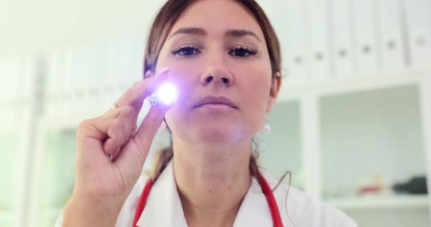 Empleado Clínica Emplea Linterna Para Atender Paciente Médico Examina Para — Vídeos de Stock