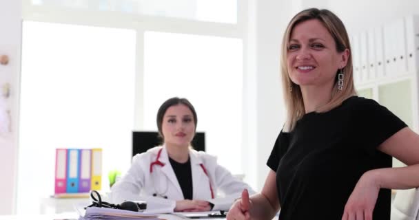 Γυναίκα Ασθενής Κάθεται Γιατρό Στο Γραφείο Δείχνει Τους Αντίχειρες Χαρούμενα — Αρχείο Βίντεο