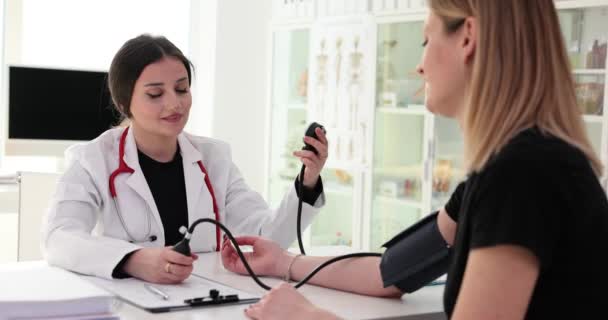 Kobieta Lekarz Mierzy Ciśnienie Tętnicze Krwi Pacjentek Pomocą Przyrządu Pomiaru — Wideo stockowe