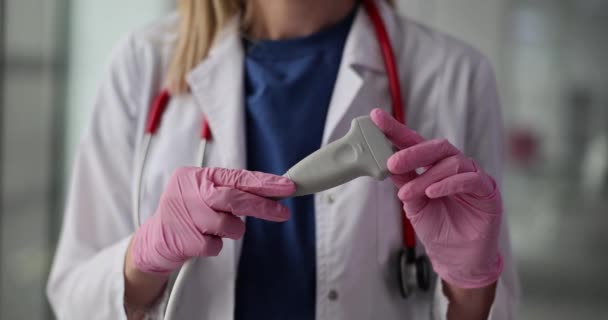 Kvinnlig Läkare Med Stetoskop Håller Givaren Professionell Handskar Förbereder Sig — Stockvideo
