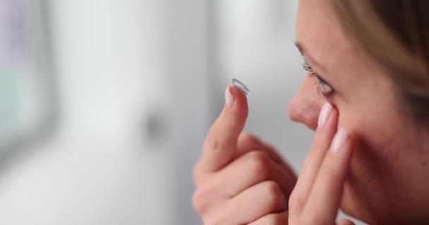 Parmağının Ucundaki Lensli Kadın Dikkatlice Göz Kapağını Eliyle Açıyor Bayan — Stok video