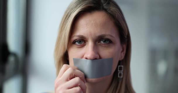 Blondýnka Vytahuje Pásku Úst Mluví Vztekle Sorehead Žena Testuje Psychologickou — Stock video