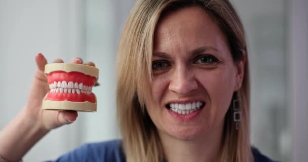 Mulher Dentista Demonstra Modelo Mandíbula Imitando Processo Mastigatório Câmera Lenta — Vídeo de Stock