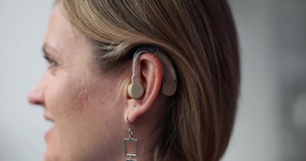 Глуха Жінка Бере Участь Тестуванні Нового Слухового Апарату Клініці Зріла — стокове відео