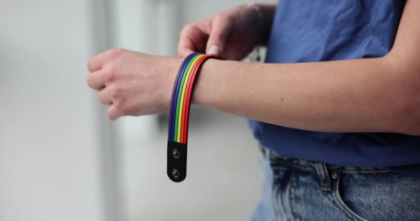 Vrouw Zet Regenboog Armband Uit Drukken Steun Aan Lgbtq Gemeenschap — Stockvideo