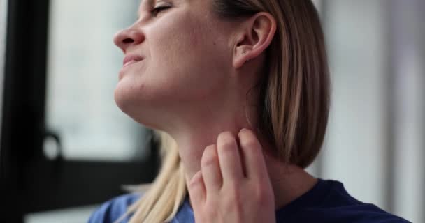 Wanita Pirang Menggaruk Leher Tempat Iritasi Gerakan Lambat Wanita Jengkel — Stok Video