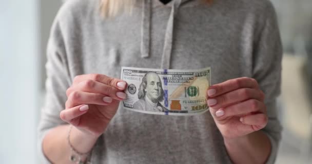Kadının Elinde Dolar Banknotları Ağır Çekimde Duruyor Bayan Yüz Dolarlık — Stok video