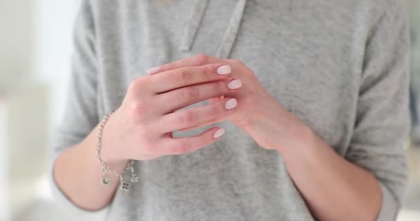 Kvinnen Fjerner Gifteringen Fra Fingeren Tenker Skilsmisse Langsom Bevegelse Unge – stockvideo