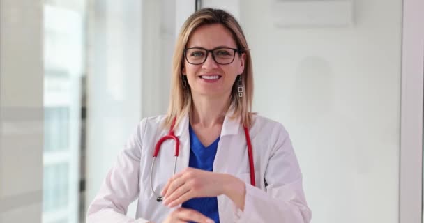 Radosna Kobieta Lekarz Stetoskopem Zdejmuje Okulary Uśmiechnięte Szpitalnym Zwolnionym Tempie — Wideo stockowe