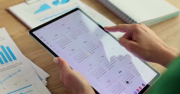 Mujer Explora Calendario Utilizando Tableta Para Una Programación Eficiente Oficina — Vídeos de Stock