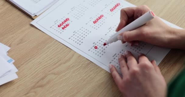 Círculos Femeninos Fechas Calendario Impreso Con Marcador Empresaria Solidifica Compromisos — Vídeo de stock