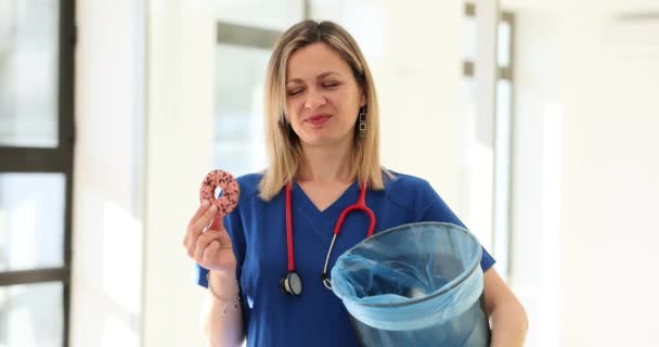 Medische Medewerker Gooit Donut Emmer Met Walging Vrouwelijke Arts Toont — Stockvideo