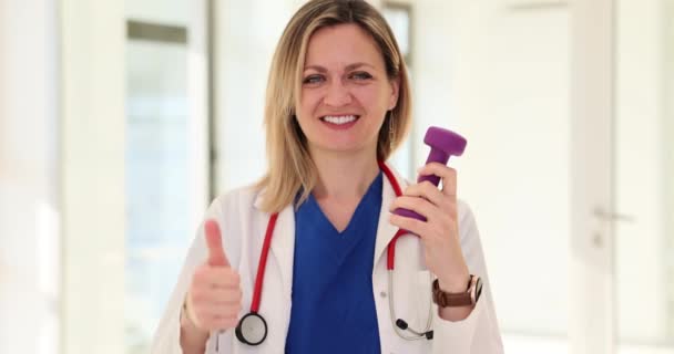 Жінка Лікар Тримає Гантелі Показуючи Крутий Знак Пальцями Жінка Підкреслює — стокове відео