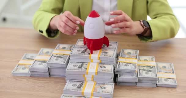 Affärskvinna Flyttar Raket Leksak Upp Från Dollar Kontanter Kvinna Navigerar — Stockvideo