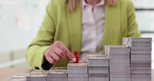 Managerin Bewegt Pfand Auf Treppe Aus Geld Symbol Für Weibliche — Stockvideo