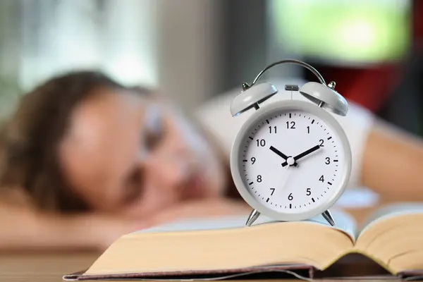 Kitap Çalar Saati Olan Çok Çalışan Kadın Ofis Masasında Uyuyor Stok Fotoğraf