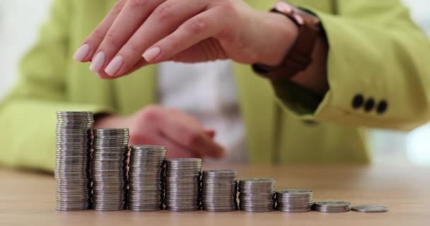 Unternehmerin Legt Münzen Auf Turm Aus Münzen Lady Verkörpert Innovativen — Stockvideo