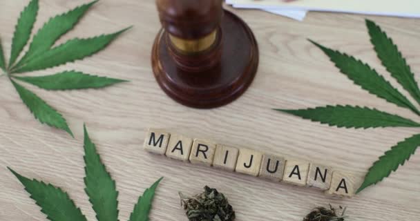 Kubussen Met Letters Tussen Marihuana Bladeren Tafel Overdenking Kruispunt Van — Stockvideo