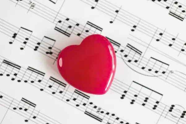 Czerwone Serce Papierze Nutami Muzycznymi Zbliżenie Muzyka Romantyczna Koncepcja Piosenek — Zdjęcie stockowe
